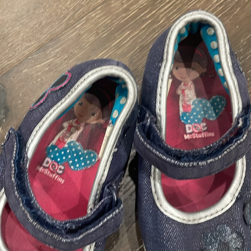 Little girls velcro flats. In used condition - Picture 5 of 6